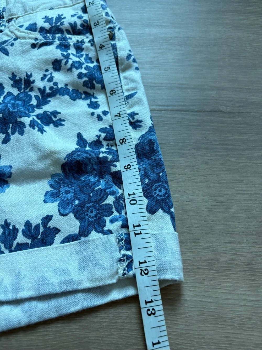 Tommy Hilfiger Floral Print Denim Shorts in white and blue- size 4